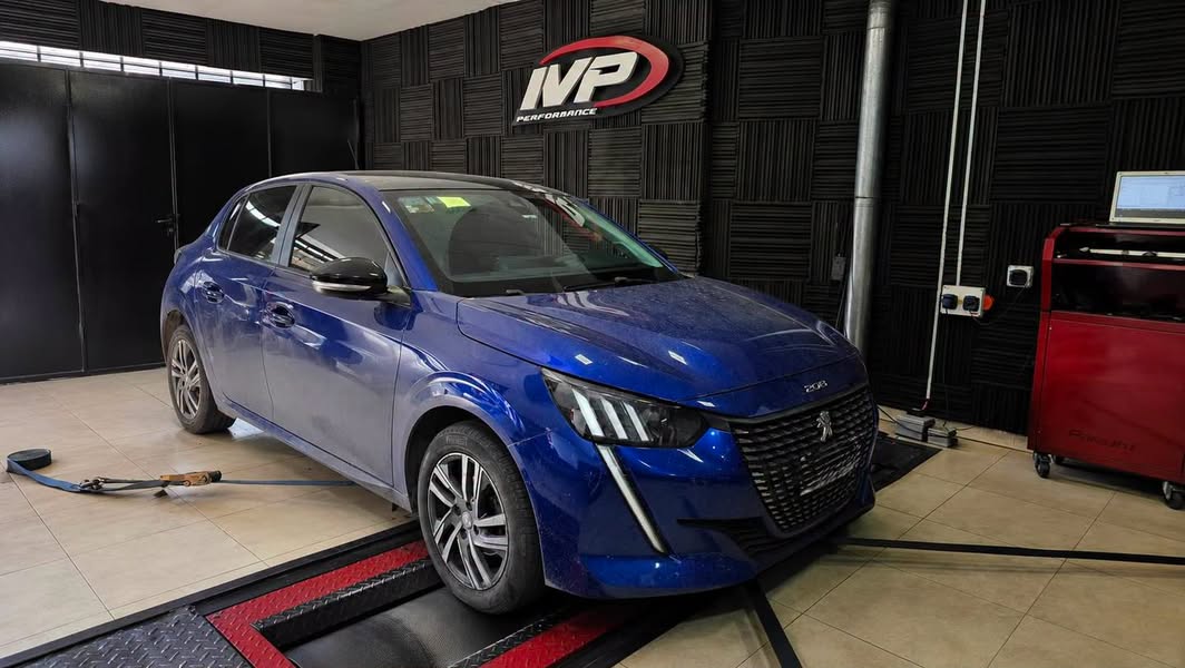 Peugeot 208 sobre el banco de IVP Performance